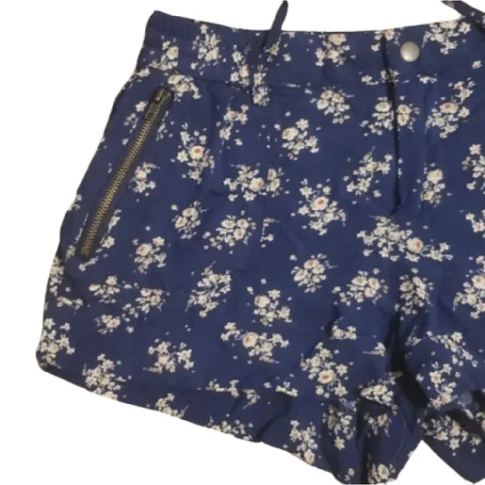 EUC Forever 21 Blue Floral Size 31 Shorts with Pockets Drawstring Waist - Picture 11 of 16